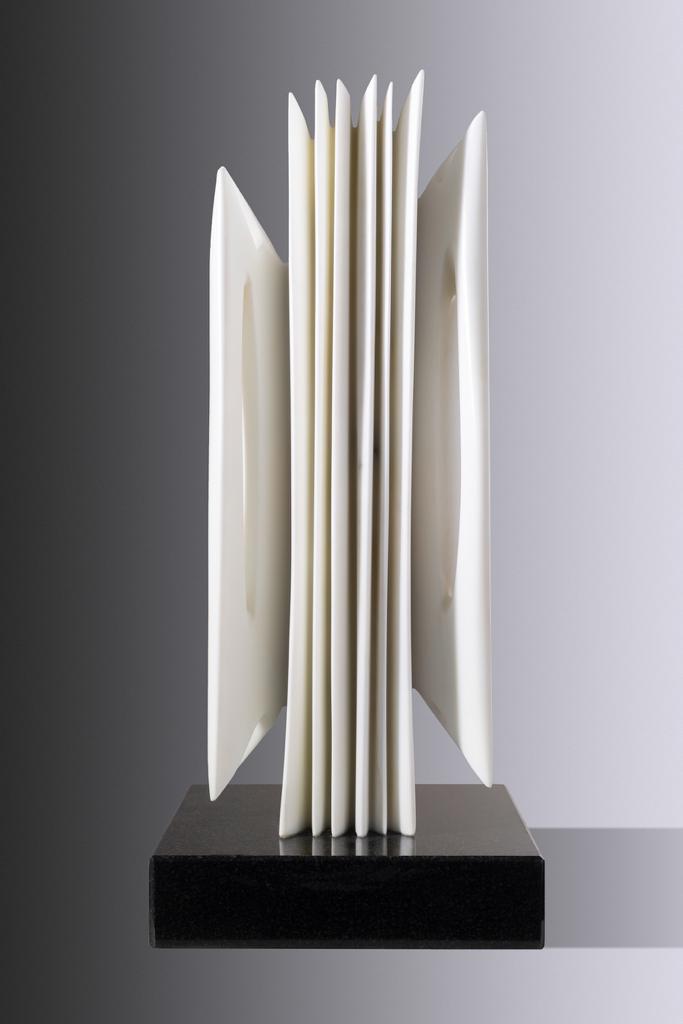 PABLO ATCHUGARRY (Nac. 1954) “FORMA GEOMETRICA” Mármol de Carrara; altura 50 cm. x 19 x 16 cm. Firmada en la parte inferior. Certificada por el Artista. POR CONSULTAS DE PRECIOS, CONTACTE LA GALERIA. FOR PRICE´S ENQUIRIES, PLEASE CONTACT THE GALLERY.